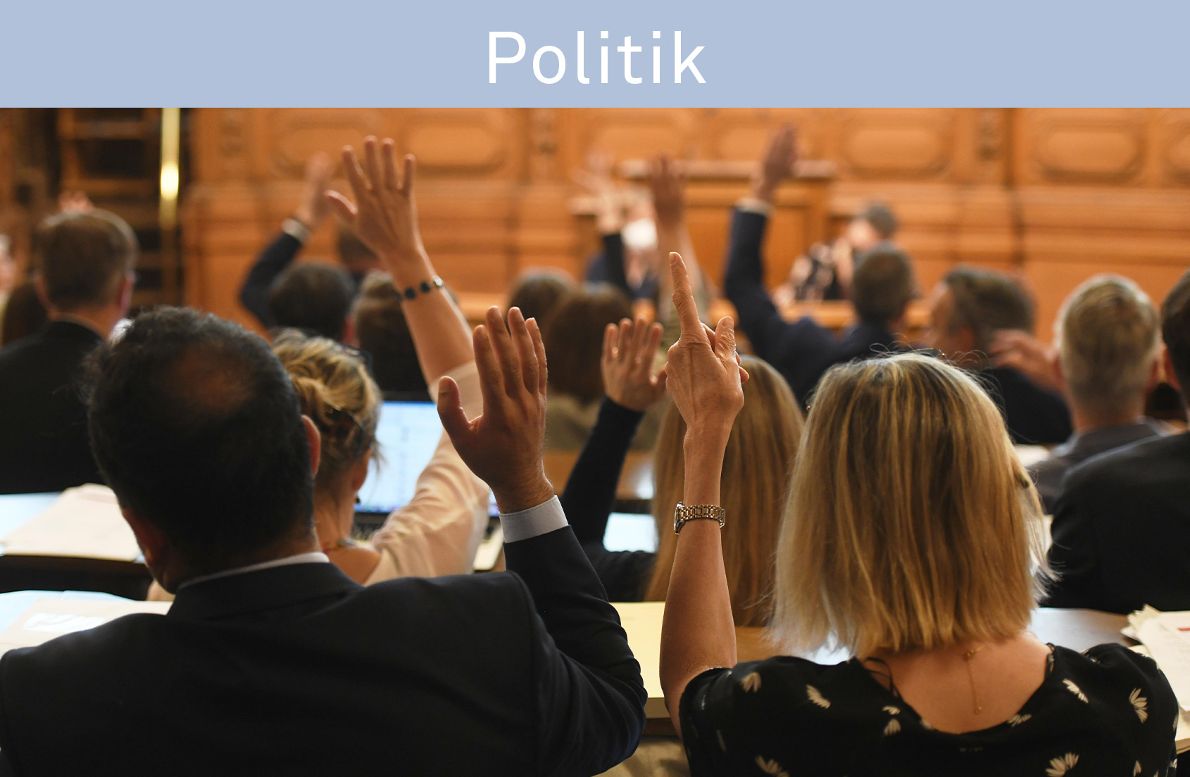 Ansicht einer Abstimmung der Hamburgischen Bürgerschaft. Am Rednerpult steht Carola Veit, die Präsidentin der Hamburgischen Bürgerschaft. Hinter ihr an der Wand sieht man das Wappen des Hamburger Senats. Im Vordergrund sitzen Mitglieder der Hamburgischen Bürgerschaft, einige von Ihnen heben die Hand zur Abstimmung. Zwischen ihnen befinden sich Trennwände aus Plexiglas zum Schutz vor Infektionen mit dem Corona-Virus.